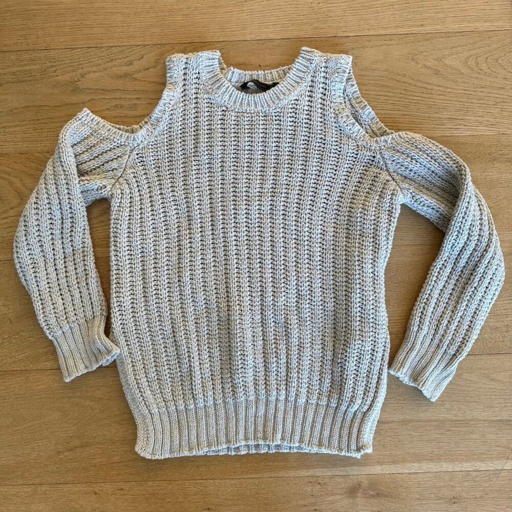 BCBGMaxazria - Cold Shoulder Long Sleeve Knit Sweater in Grey